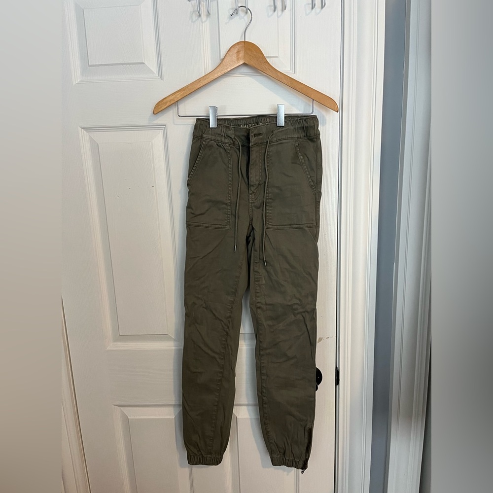 American Eagle high waisted jogger. Size 0 regular length. Green.